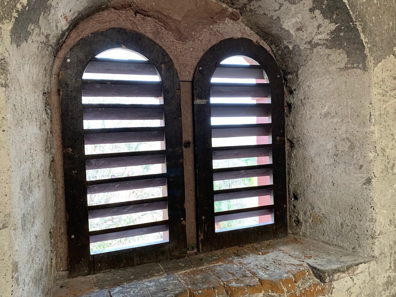 Über die geöffneten Fenster gelangen die Fledermäuse in den Dachstock.